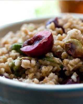 Овсяная каша с ягодно-фисташковым соусом