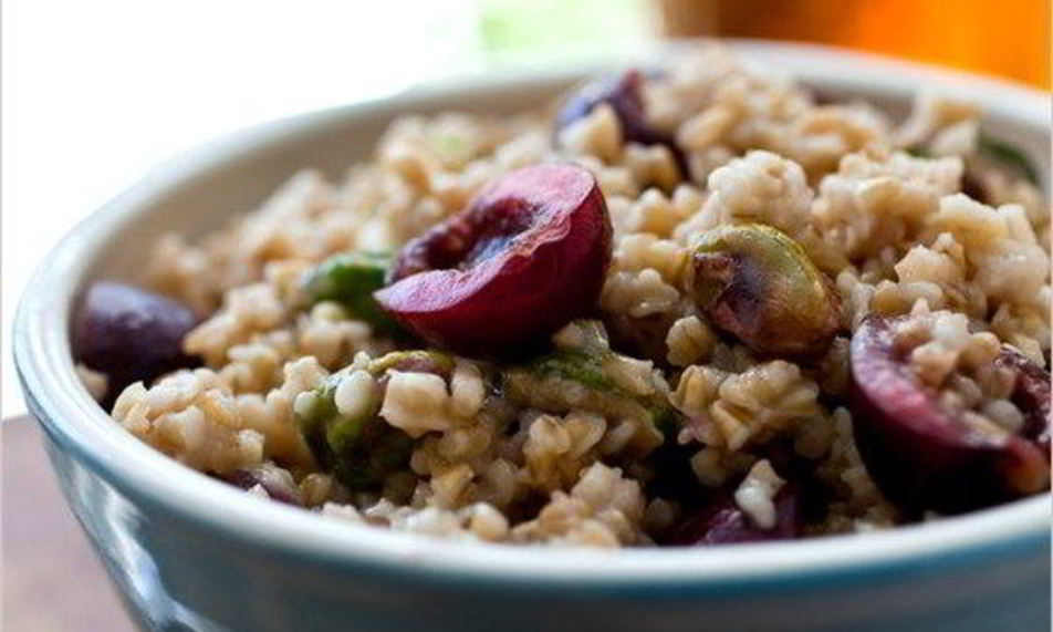 Рецепт овсяной каши с ягодно-фисташковым соусом