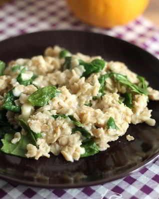 Овсяная каша со свежим шпинатом и сыром