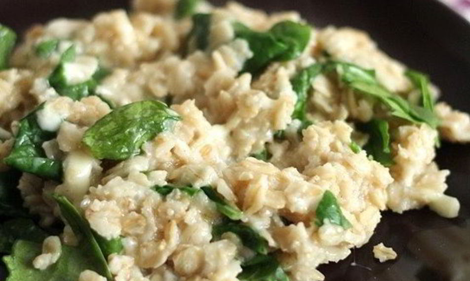 Рецепт овсяной каши со свежим шпинатом и сыром