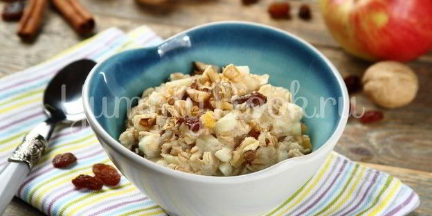 овсянка с сухофруктами и орехами