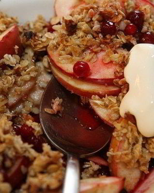 Овсянка с яблоками, клюквой и орехами пекан