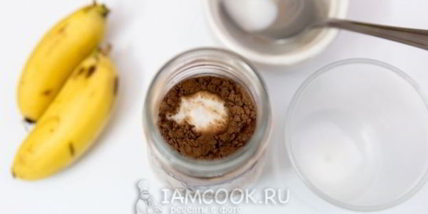 овсянка в банке с какао и бананом