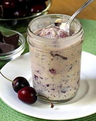 Овсянка в банке с вишней и шоколадной крошкой