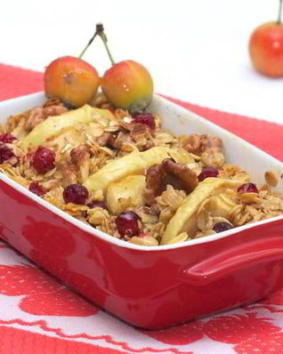 Овсянка, запеченная с яблоками, клюквой и грецкими орехами