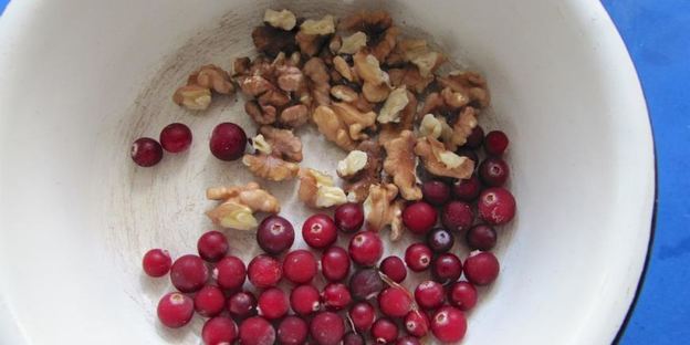 овсянка, запеченная с яблоками, клюквой и грецкими орехами