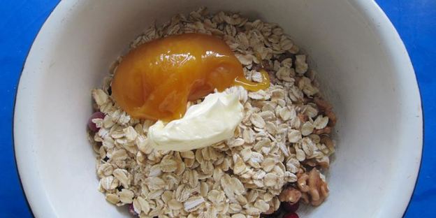 овсянка, запеченная с яблоками, клюквой и грецкими орехами