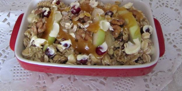 овсянка, запеченная с яблоками, клюквой и грецкими орехами