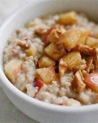Простая овсяная каша с яблоками и медом