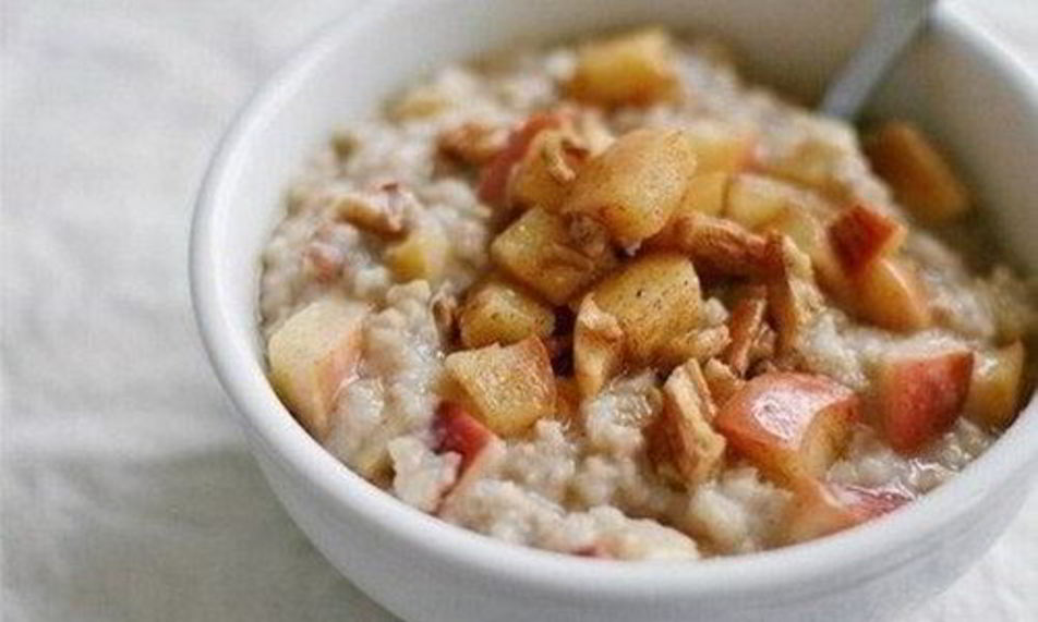 Рецепт простой овсяной каши с яблоками и медом