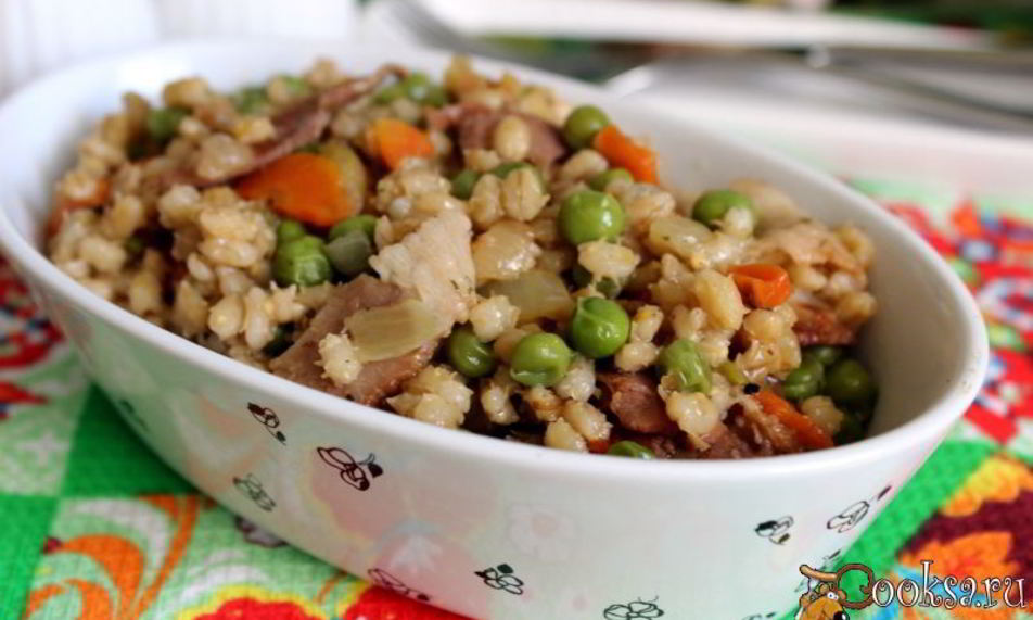 Рецепт перловой каши с беконом и зеленым горошком