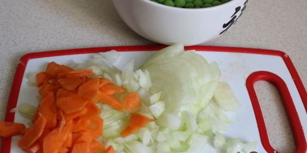 перловая каша с беконом и зеленым горошком