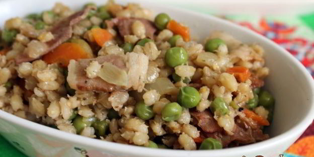 перловая каша с беконом и зеленым горошком