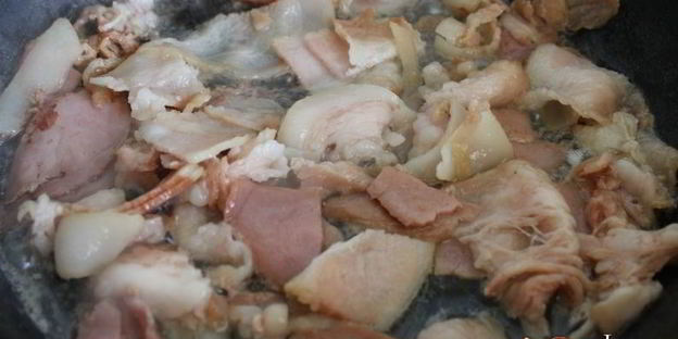 перловая каша с беконом и зеленым горошком