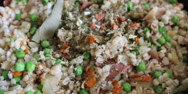 перловая каша с беконом и зеленым горошком