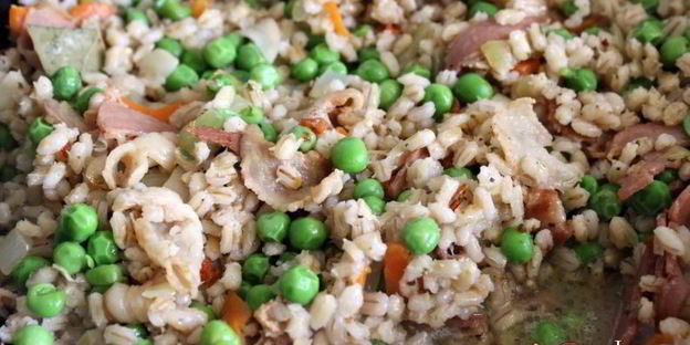 перловая каша с беконом и зеленым горошком