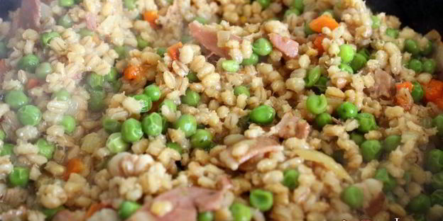 перловая каша с беконом и зеленым горошком