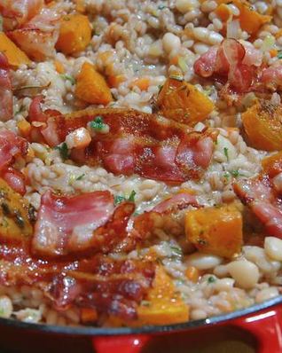 Перловая каша с фасолью, тыквой и беконом