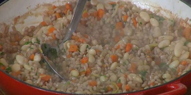 перловая каша с фасолью, тыквой и беконом