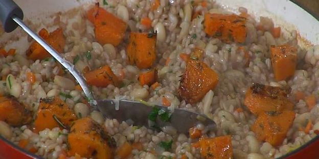 перловая каша с фасолью, тыквой и беконом