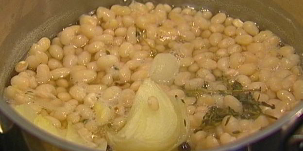 перловая каша с фасолью, тыквой и беконом