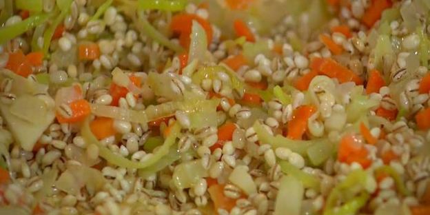 перловая каша с фасолью, тыквой и беконом