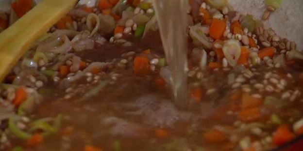 перловая каша с фасолью, тыквой и беконом