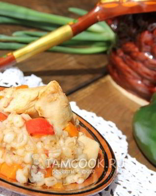 Перловая каша с курицей и овощами