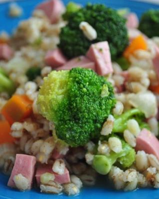 Перловая каша с сосисками и овощами в мультиварке