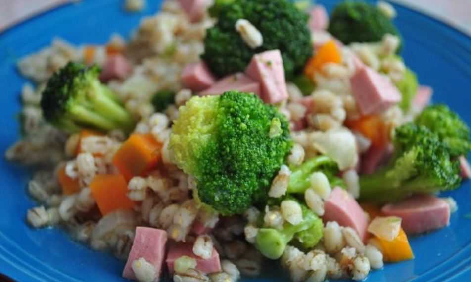 Рецепт перловой каши с сосисками и овощами в мультиварке