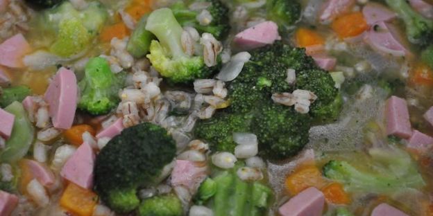 перловая каша с сосисками и овощами в мультиварке