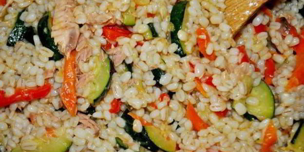 перловая каша с тунцом и овощами