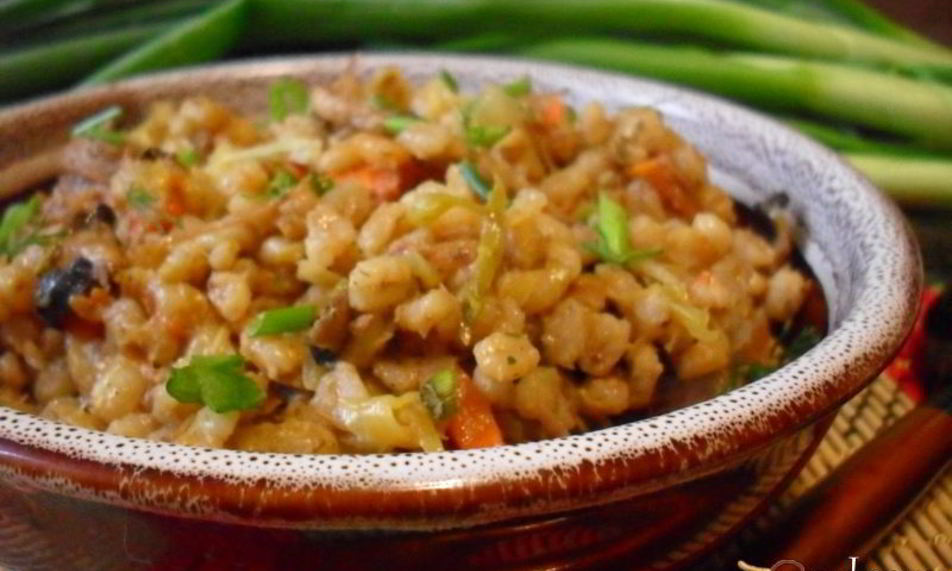 Рецепт перловой каши с тушенкой, овощами и шампиньонами