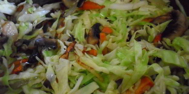 перловая каша с тушенкой, овощами и шампиньонами