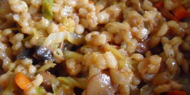 перловая каша с тушенкой, овощами и шампиньонами