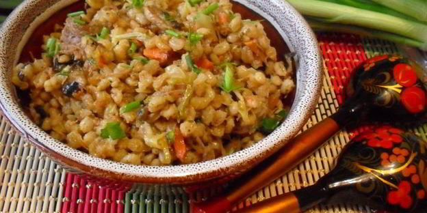 перловая каша с тушенкой, овощами и шампиньонами