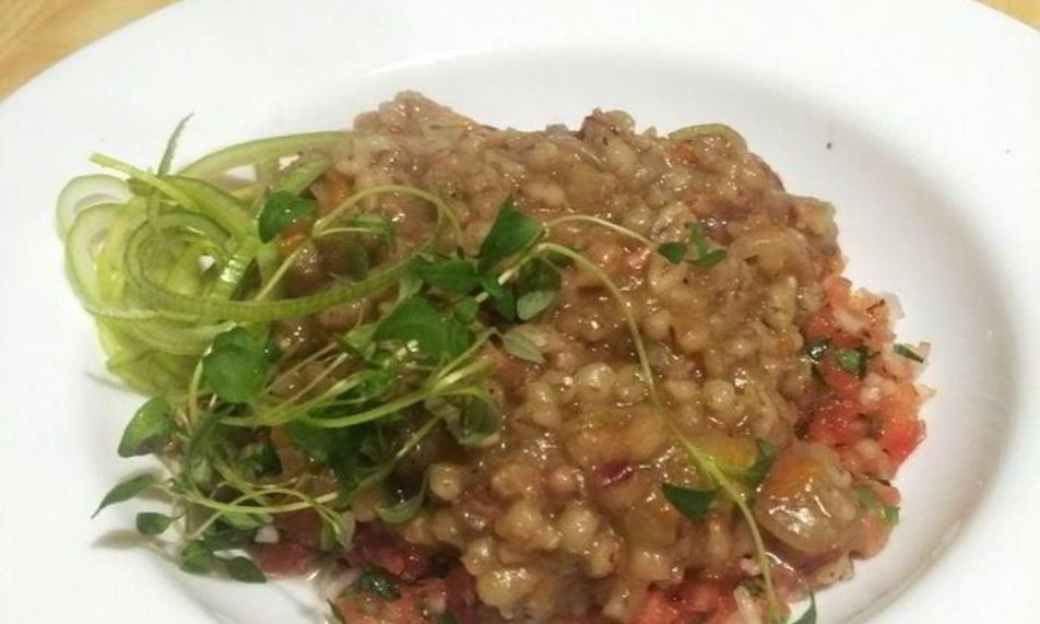 Рецепт перловой каши с тушеной говядиной и конкассе из томатов