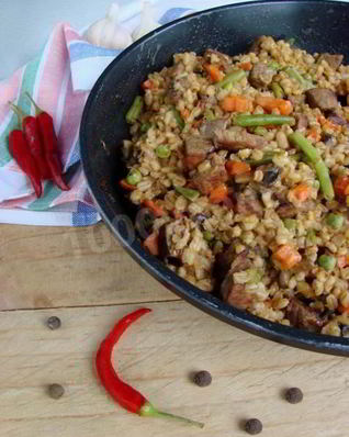 Перловка с говядиной и овощной смесью