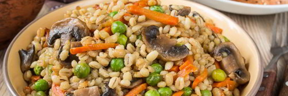 Перловка с грибами и зеленым горошком