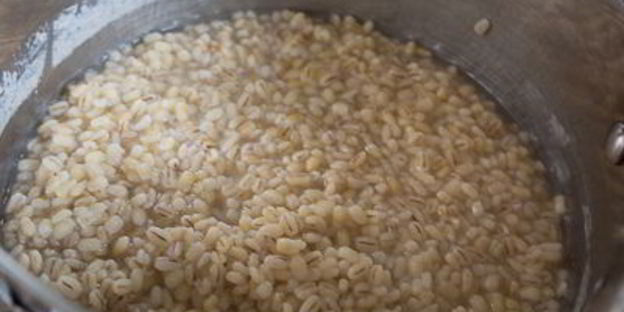 перловка с грибами и зеленым горошком