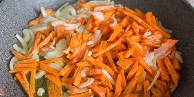 перловка с грибами и зеленым горошком