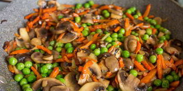 перловка с грибами и зеленым горошком