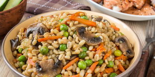 перловка с грибами и зеленым горошком