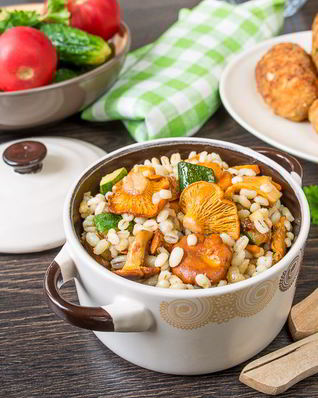 Перловка с лисичками и овощами