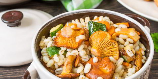 перловка с лисичками и овощами