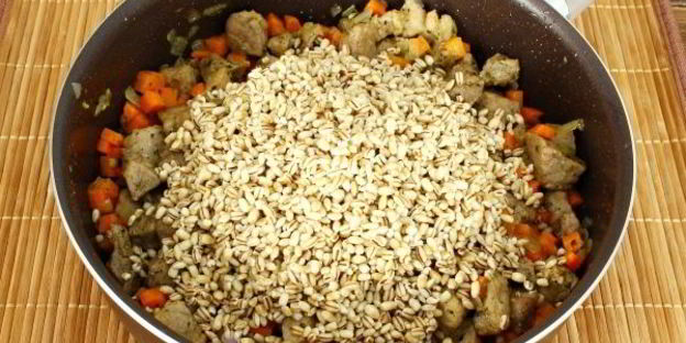 перловка с мясом в горшочке в духовке