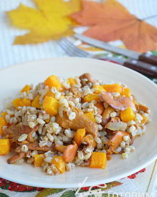 Перловка с тыквой и лисичками