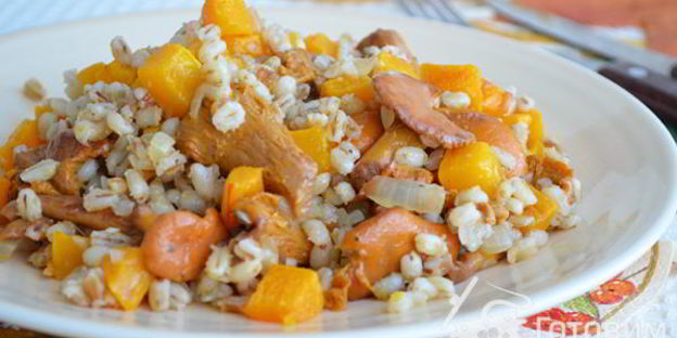 перловка с тыквой и лисичками
