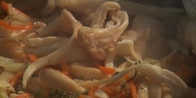 перловка с вешенками под соусом из шпината