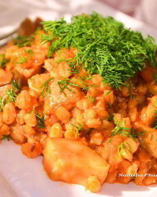 Перловка со свининой и грибами в томатном соусе